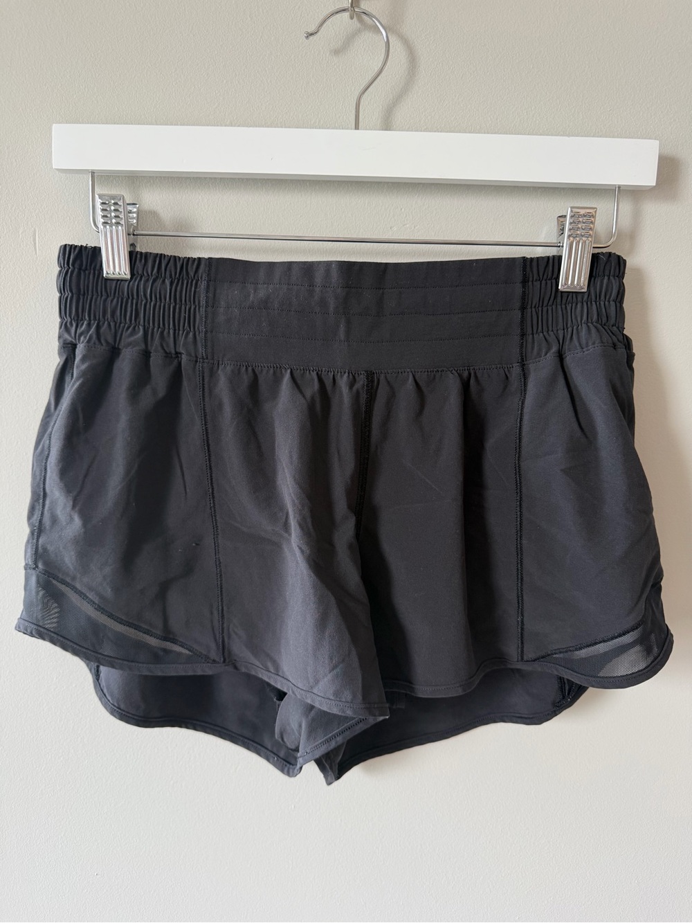 Lululemon 2.5" Hotty Hot Short Black Size 6
